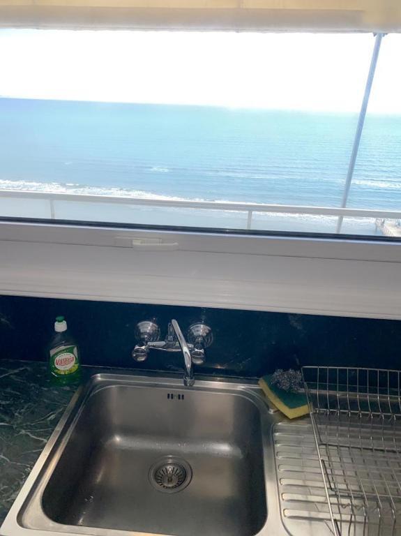 Ларнака: Larnaca Room, 50m to the Finikoudes beach