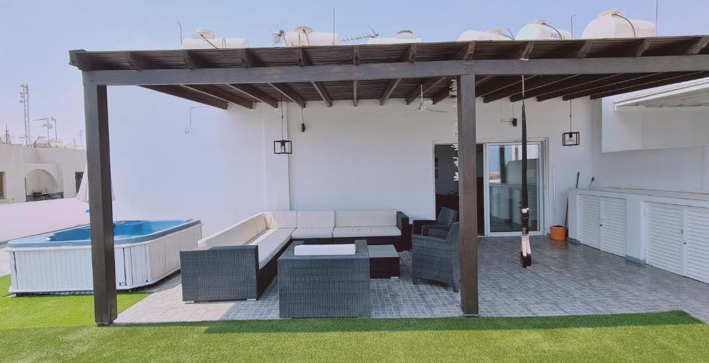 Паралимни: Stay Frederick 2 Br Penthouse