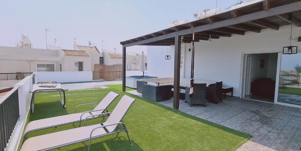 Паралимни: Stay Frederick 2 Br Penthouse