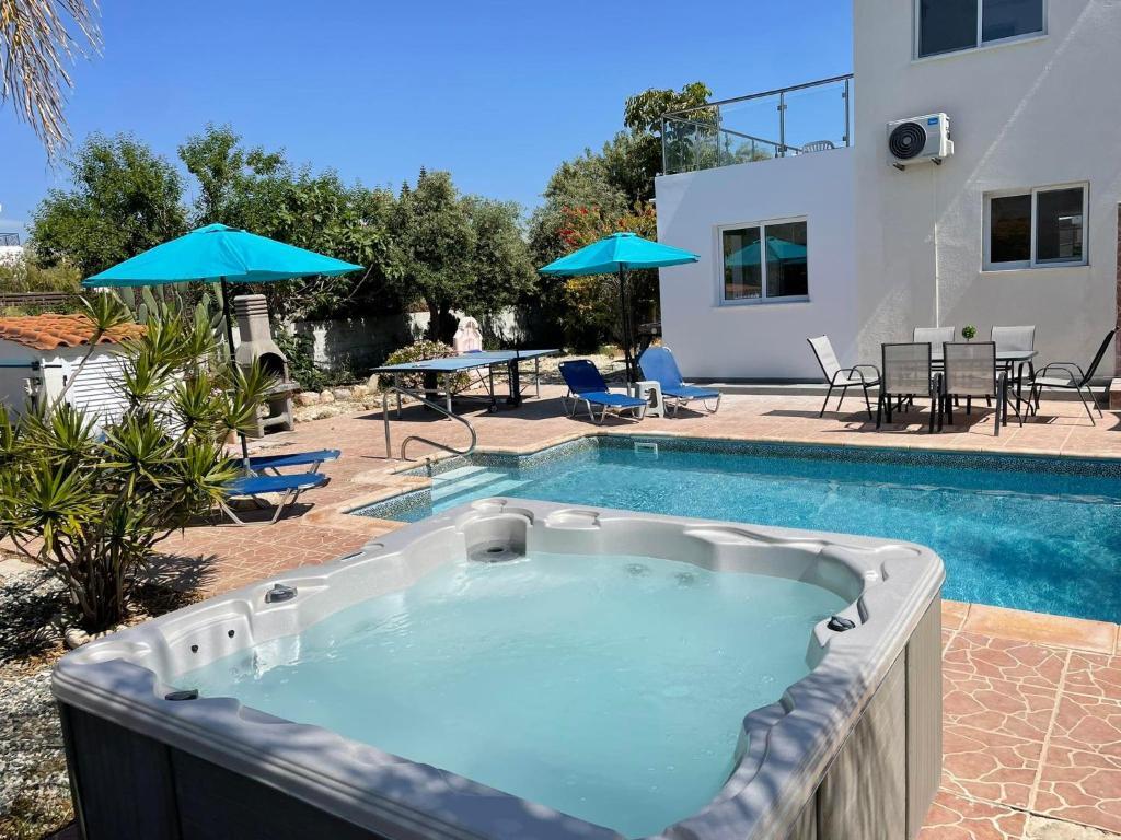 Пейя: Villa Coralia Gardens 1km From Coral Bay Beach