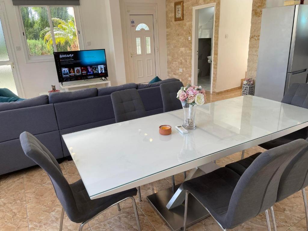 Пейя: Villa Coralia Gardens 1km From Coral Bay Beach