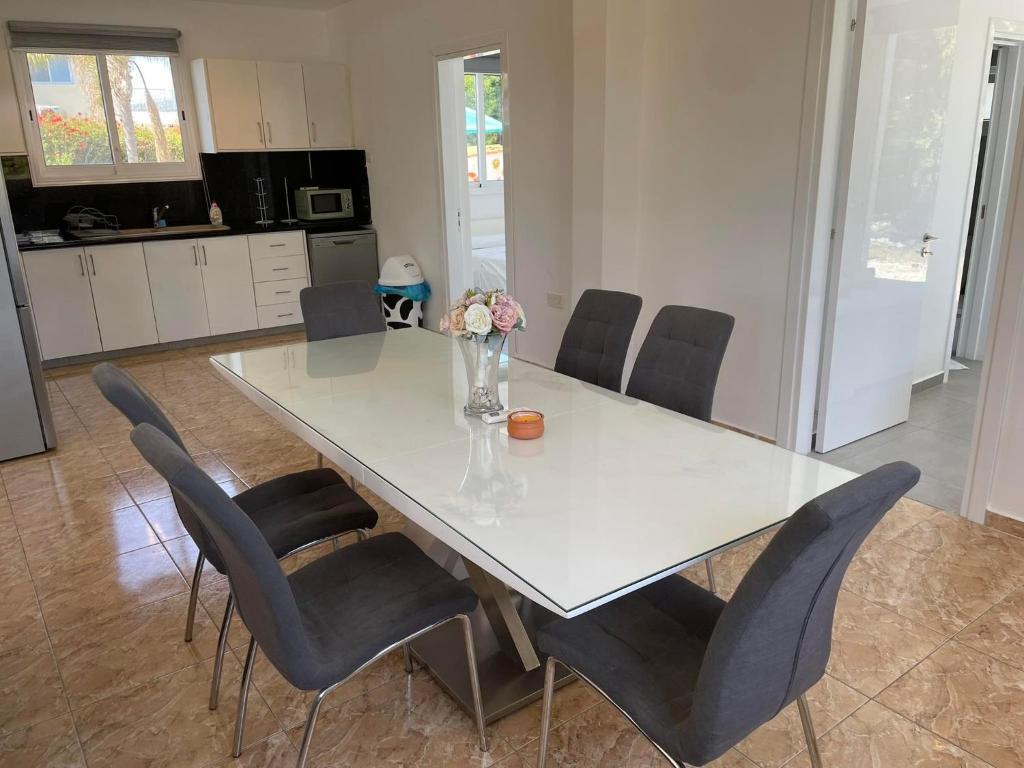 Пейя: Villa Coralia Gardens 1km From Coral Bay Beach
