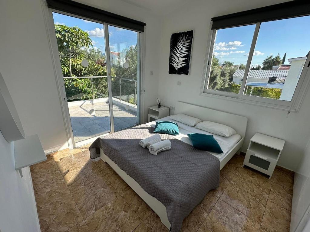 Пейя: Villa Coralia Gardens 1km From Coral Bay Beach