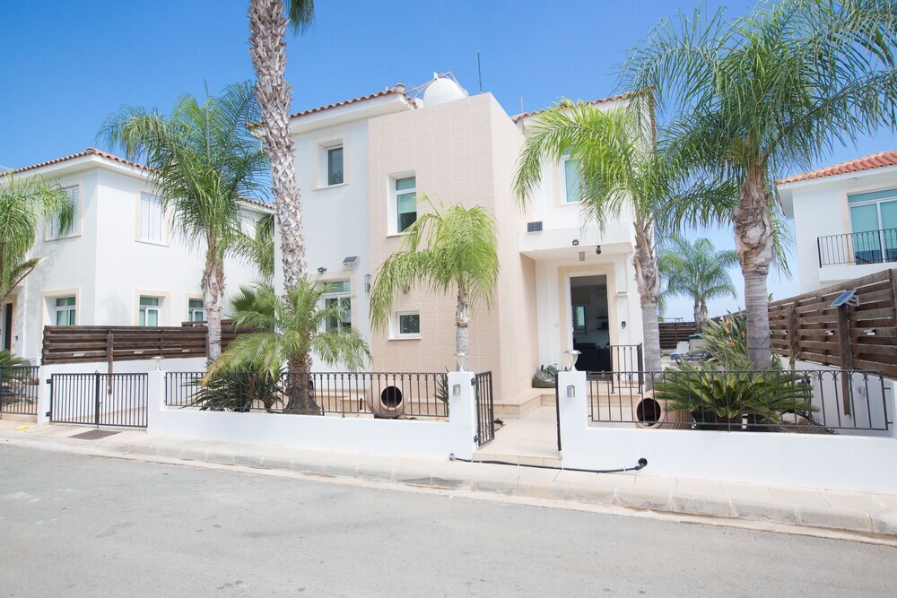"3 Bedroom Villa With Private Pool in Protaras Center" — фото 1