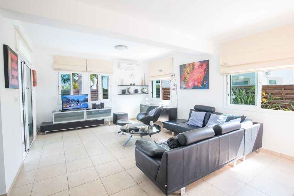 "3 Bedroom Villa With Private Pool in Protaras Center" — фото 4
