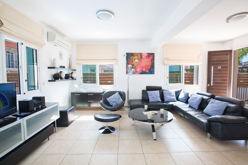 "3 Bedroom Villa With Private Pool in Protaras Center" — фото 3