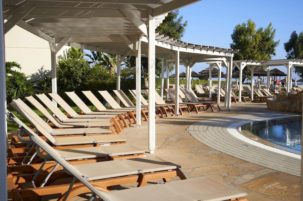 Какопетрия: Capo Bay Hotel
