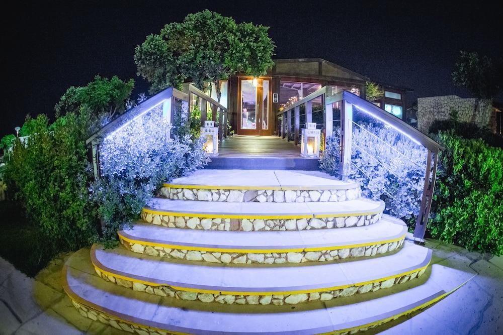 Какопетрия: Capo Bay Hotel