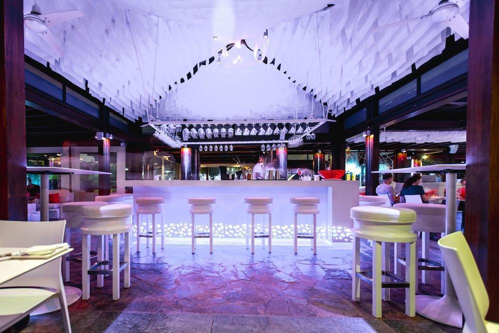 Какопетрия: Capo Bay Hotel