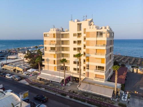 Ларнака: Lazuli Beachfront Apartment 254