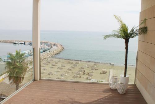Ларнака: Lazuli Beachfront Apartment 254