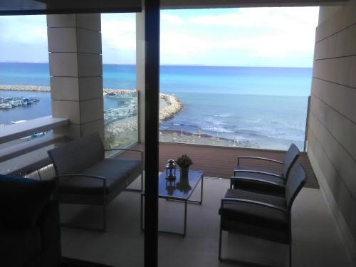 Ларнака: Lazuli Beachfront Apartment 254