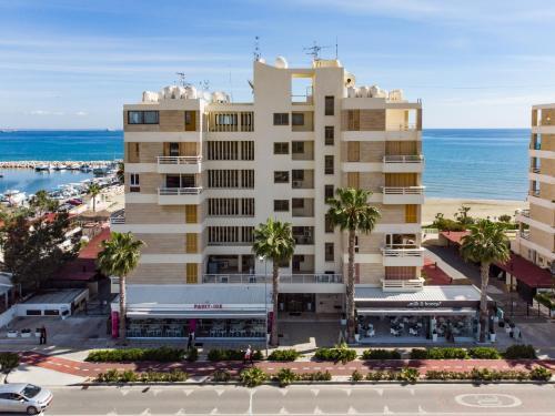 Ларнака: Lazuli Beachfront Apartment 254