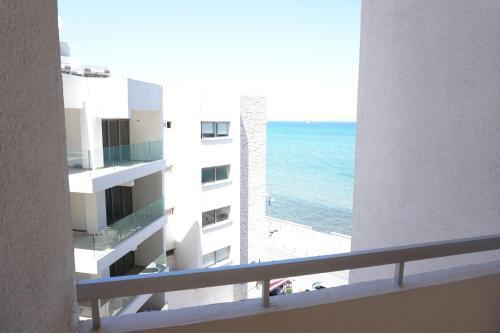 Ларнака: Lazuli Beach Apartment 501