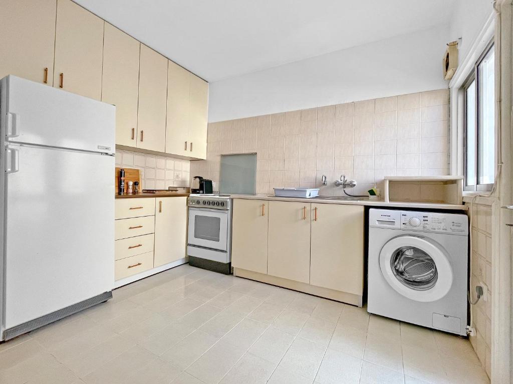 Ларнака: 2BR SEAFRONT Apt in city center close to the beach