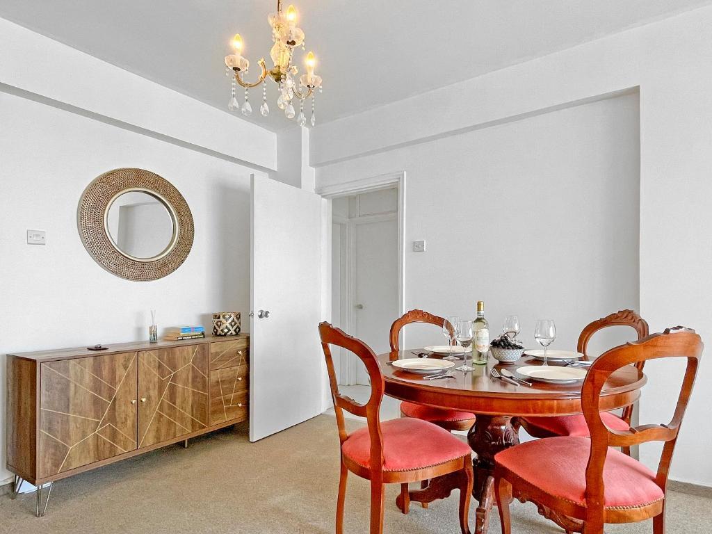 Ларнака: 2BR SEAFRONT Apt in city center close to the beach