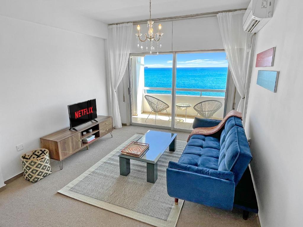 Ларнака: 2BR SEAFRONT Apt in city center close to the beach