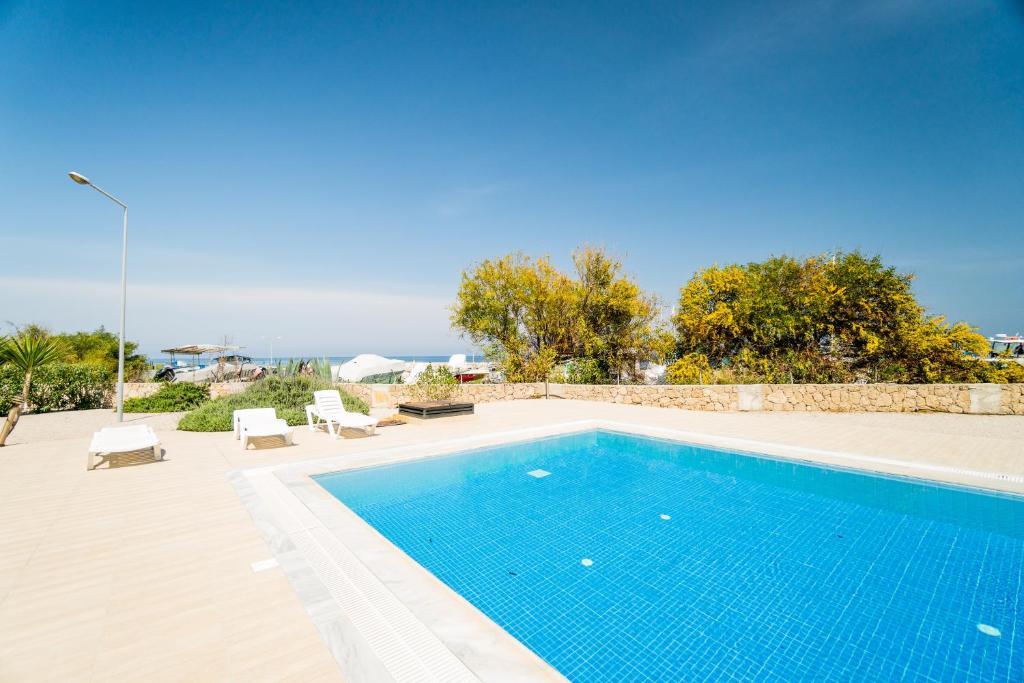 Алсанджак: Spacious Three-Bedroom Apartment with Sea View A2