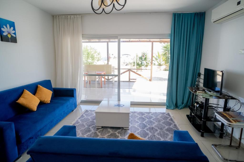 Алсанджак: Spacious Three-Bedroom Apartment with Sea View A2