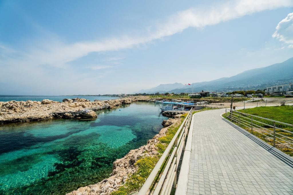 Алсанджак: Spacious Three-Bedroom Apartment with Sea View A2