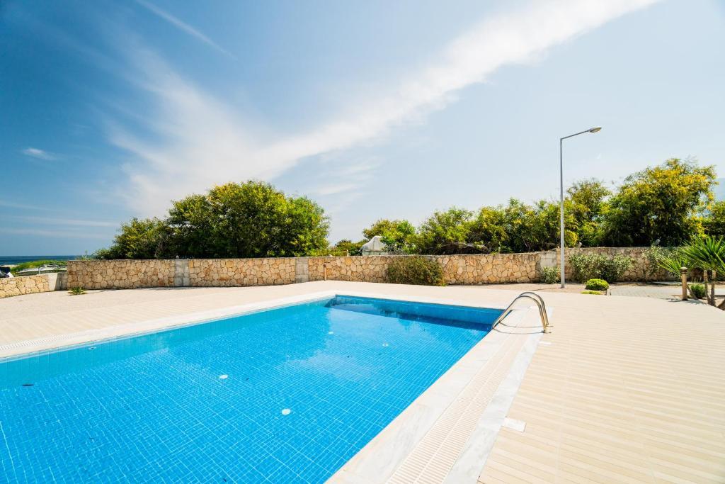 Алсанджак: Spacious Three-Bedroom Apartment with Sea View A2