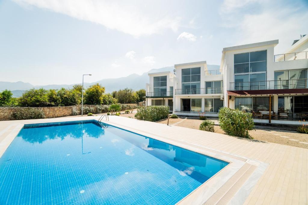 Алсанджак: Spacious Three-Bedroom Apartment with Sea View A2