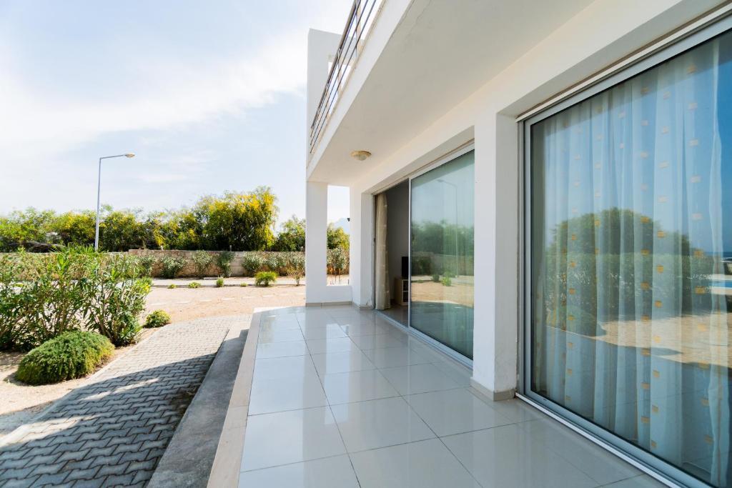 Алсанджак: Spacious Three-Bedroom Apartment with Sea View A2