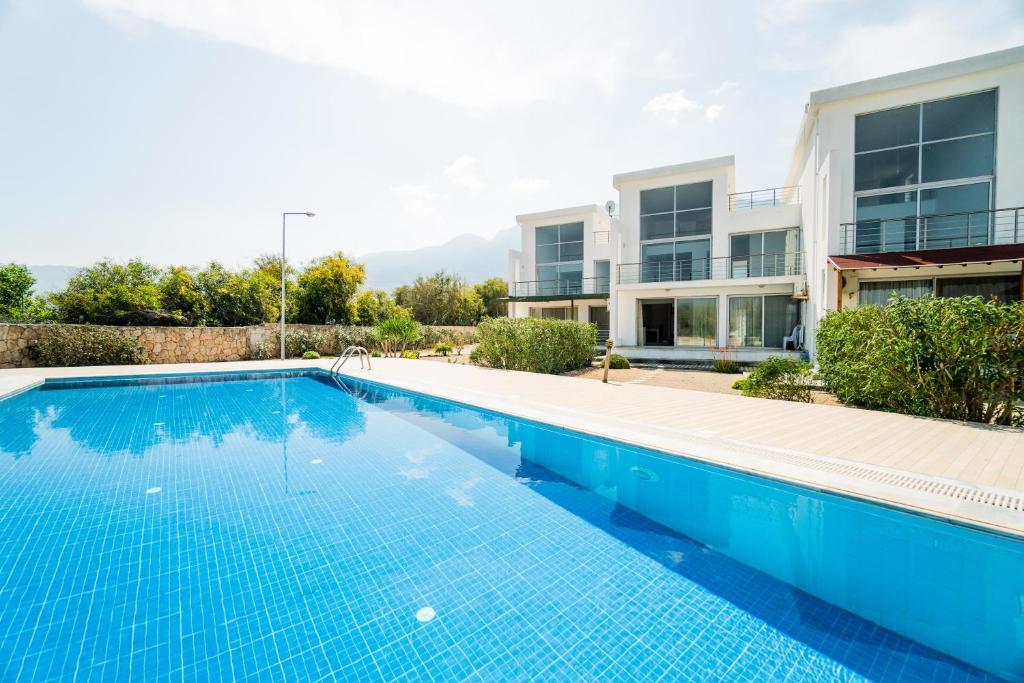 Алсанджак: Spacious Three-Bedroom Apartment with Sea View A2