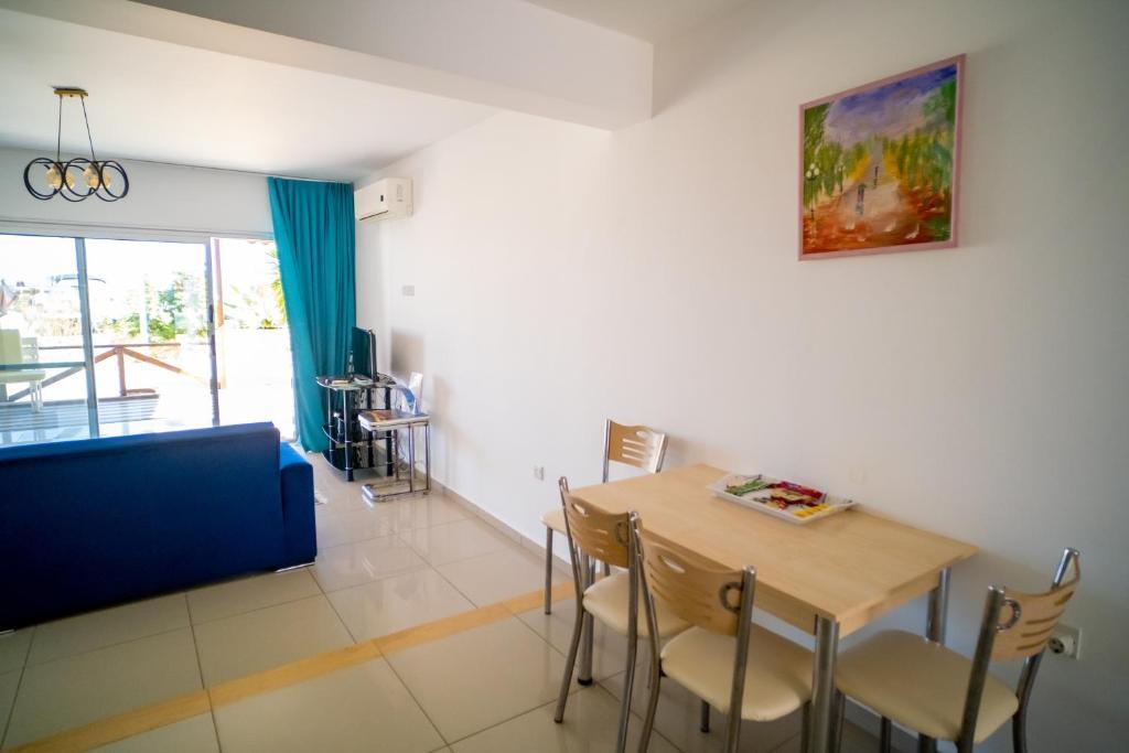 Алсанджак: Spacious Three-Bedroom Apartment with Sea View A2