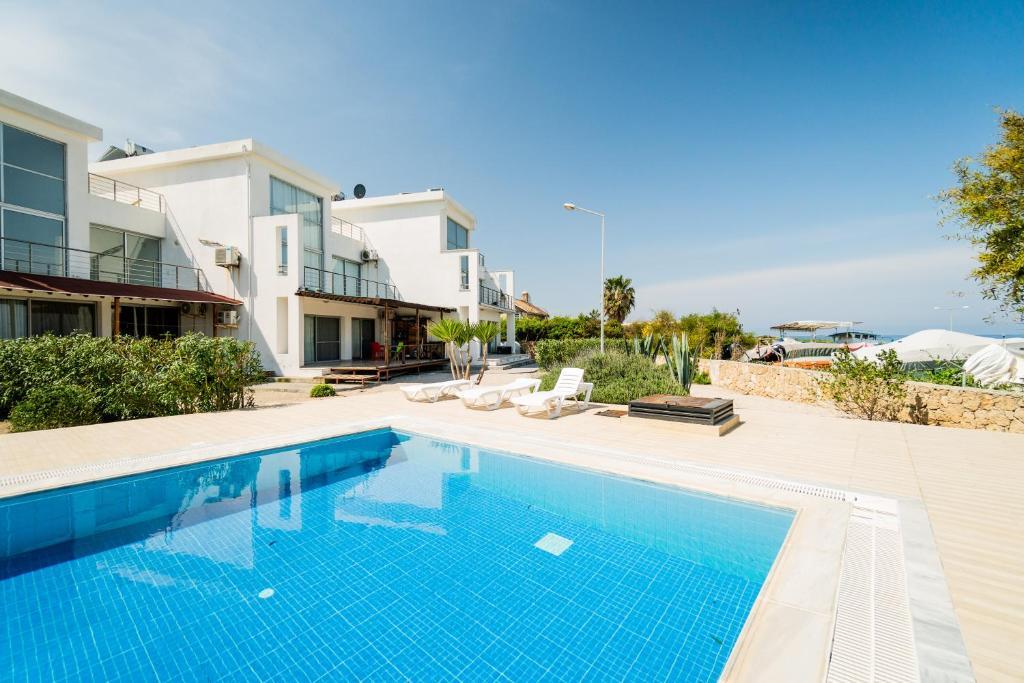 Алсанджак: Spacious Three-Bedroom Apartment with Sea View A2
