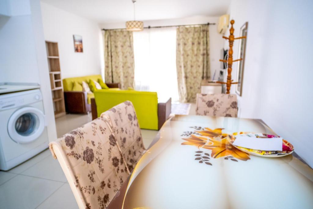 Алсанджак: Spacious Three-Bedroom Apartment with Sea View A3