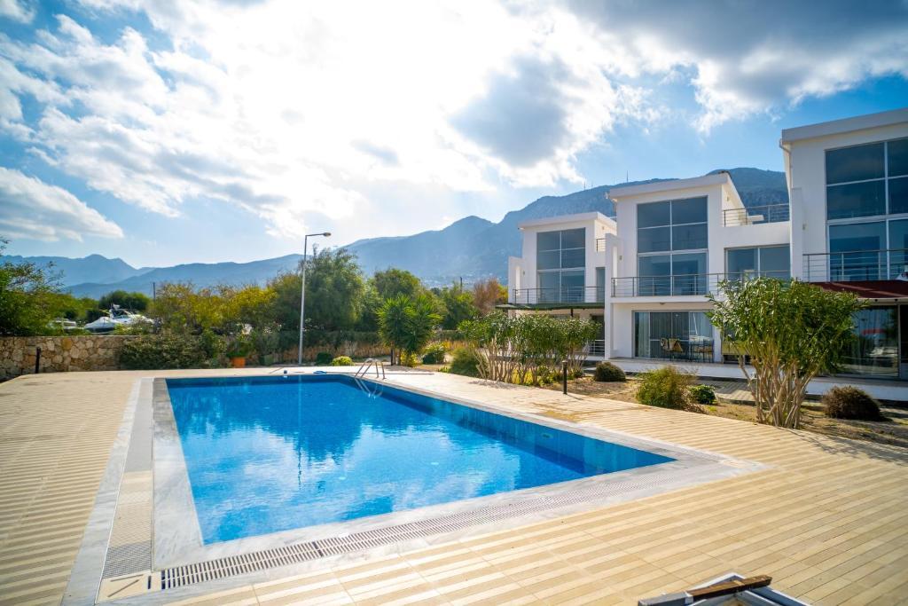 Алсанджак: Spacious Three-Bedroom Apartment with Sea View A3