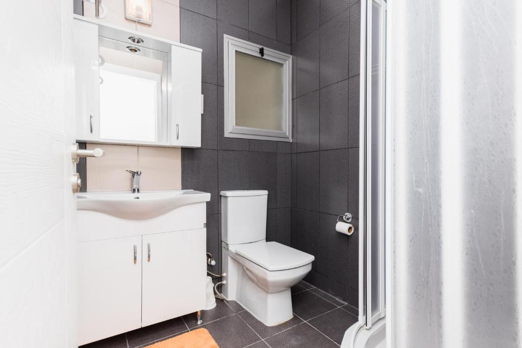 Алсанджак: Spacious Three-Bedroom Apartment with Sea View A3