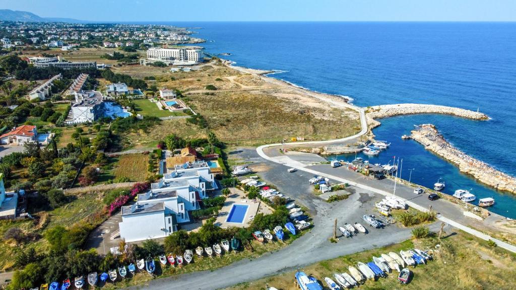 Алсанджак: Spacious Three-Bedroom Apartment with Sea View A3