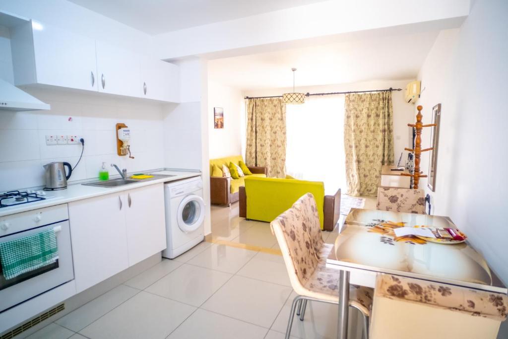 Алсанджак: Spacious Three-Bedroom Apartment with Sea View A3