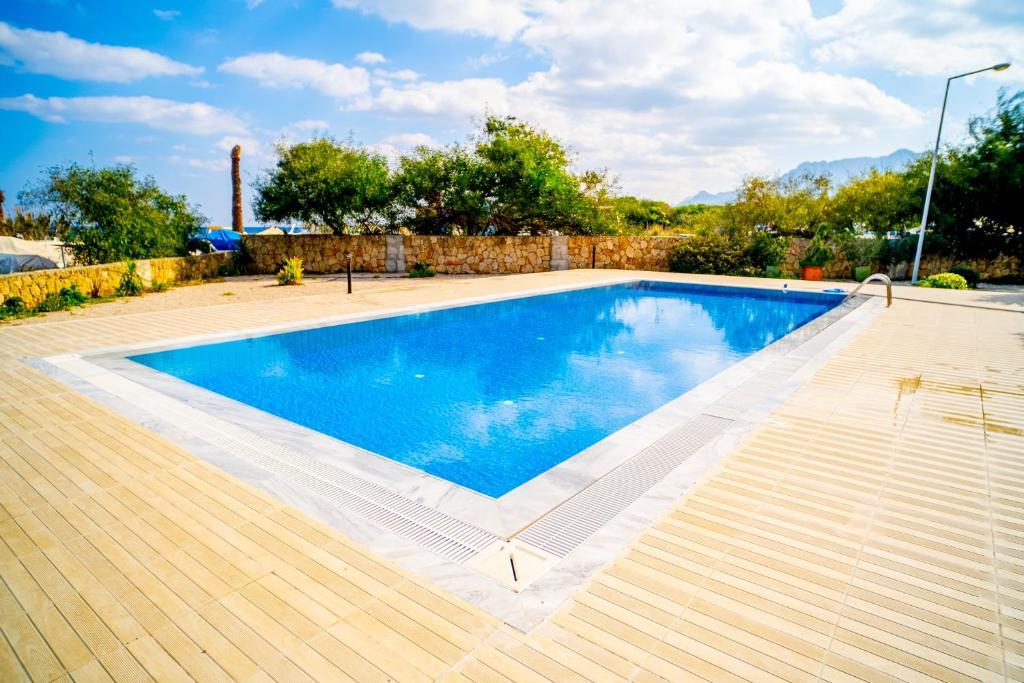 Алсанджак: Spacious Three-Bedroom Apartment with Sea View A3