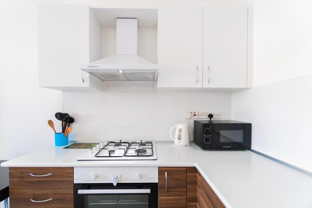 Алсанджак: Beautiful & Quiet Two-Bedroom Apartment with Private Garden Lukomorye C1