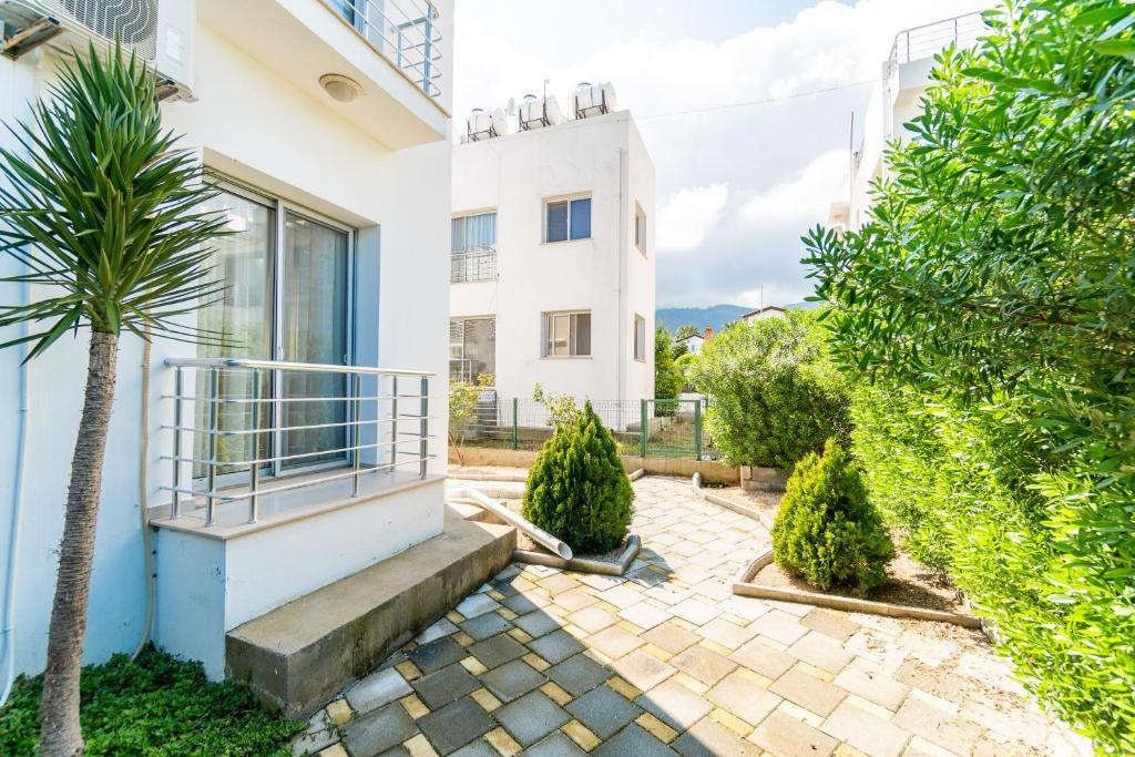 Алсанджак: Beautiful & Quiet Two-Bedroom Apartment with Private Garden Lukomorye C1