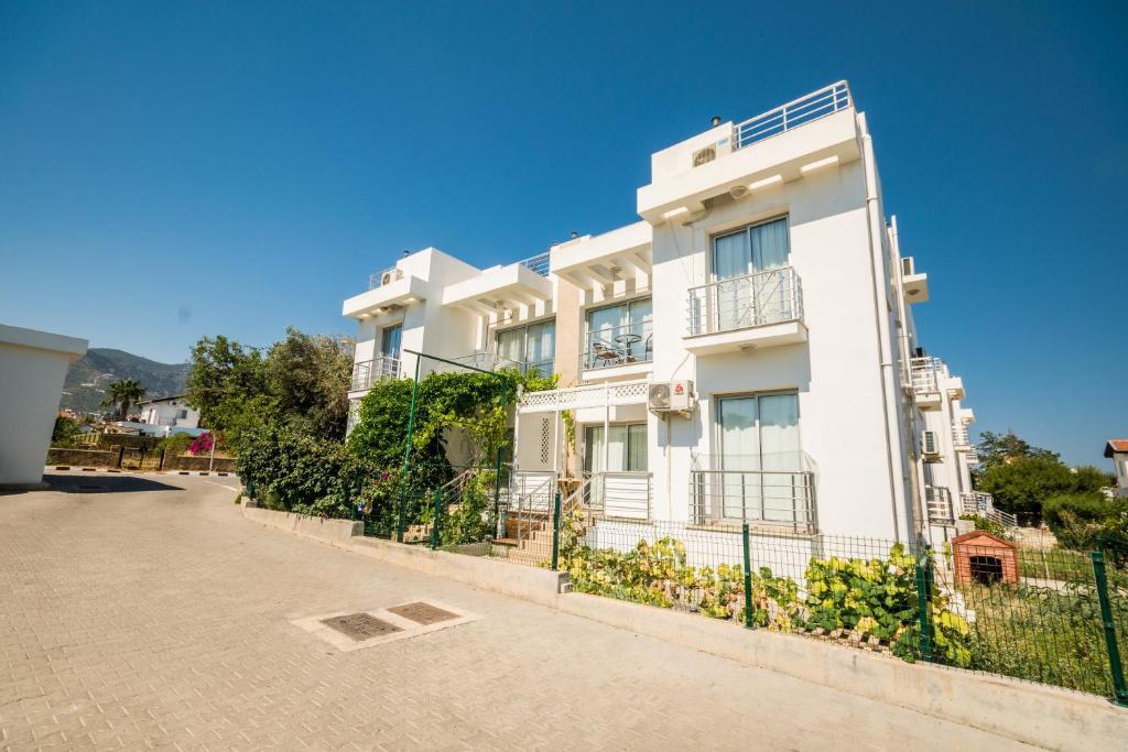 Алсанджак: Amazing Two-Bedroom Apartment in Residence Lukomorye D1 with Private Garden
