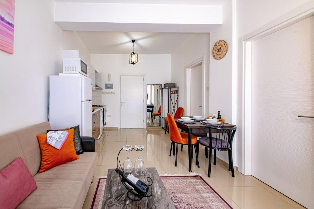 Алсанджак: Luxury One-Bedroom Apartment with Private Garden Lukomorye E3