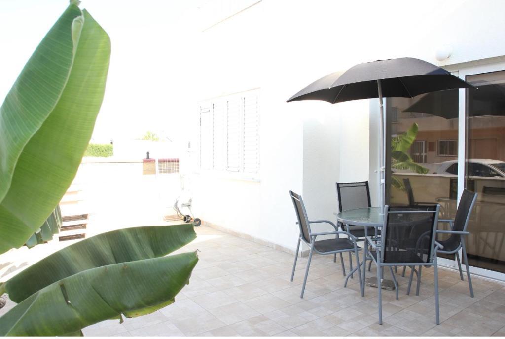 Паралимни: Lovely 2 bedroom ground floor apartment