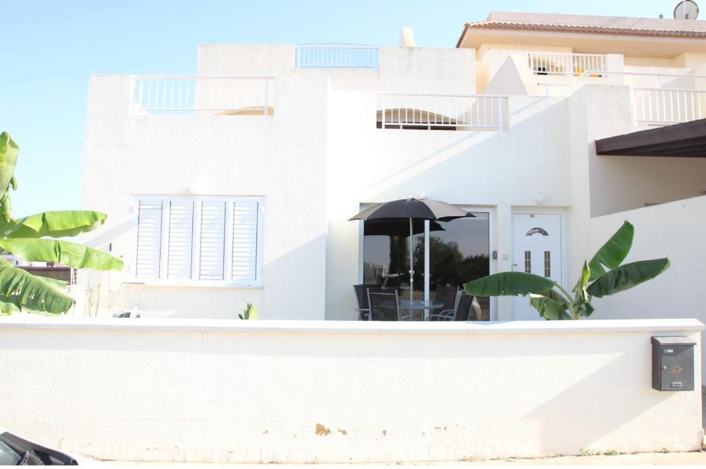 Паралимни: Lovely 2 bedroom ground floor apartment