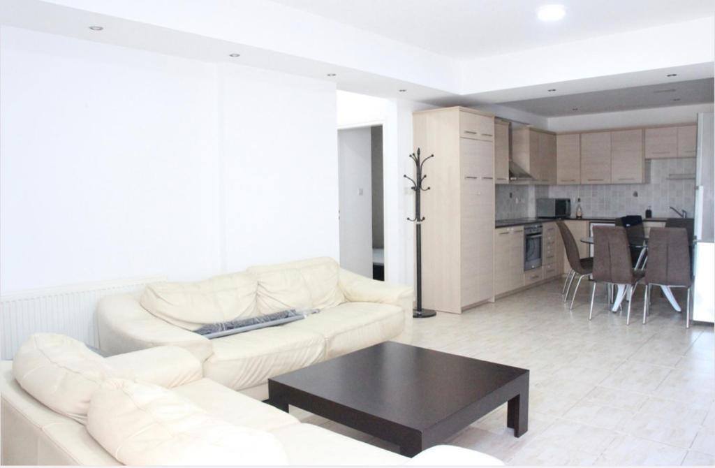 Паралимни: Lovely 2 bedroom ground floor apartment