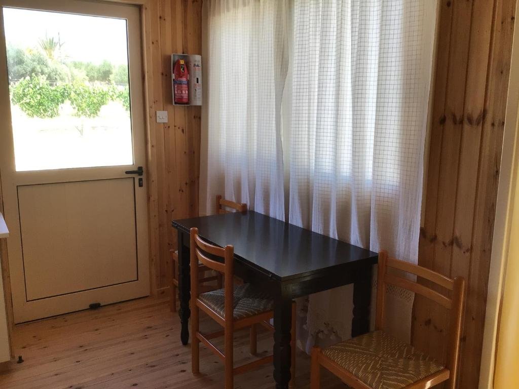 Стени: Pervolaris Cottages 2