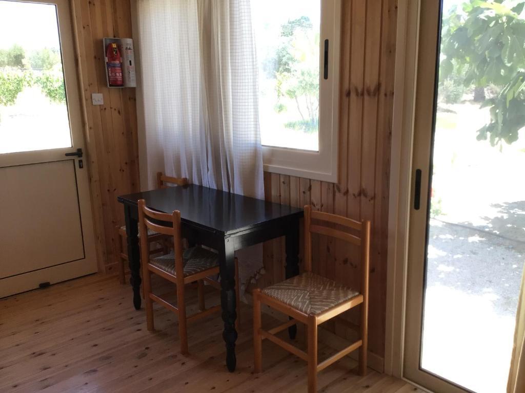 Стени: Pervolaris Cottages 2