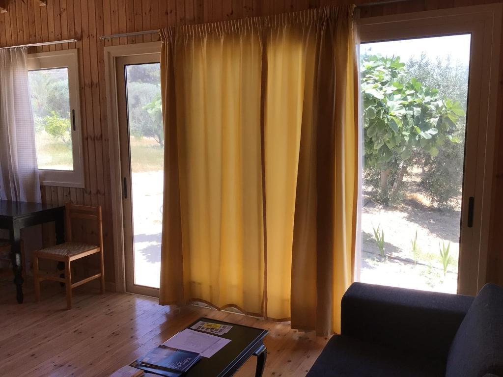 Стени: Pervolaris Cottages 2