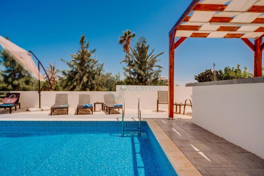 Паралимни: Dream 3bdr villa with private pool near the beach!