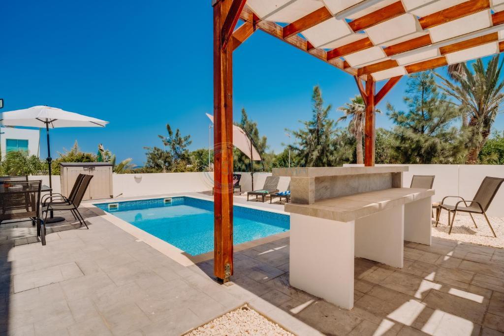 Паралимни: Dream 3bdr villa with private pool near the beach!