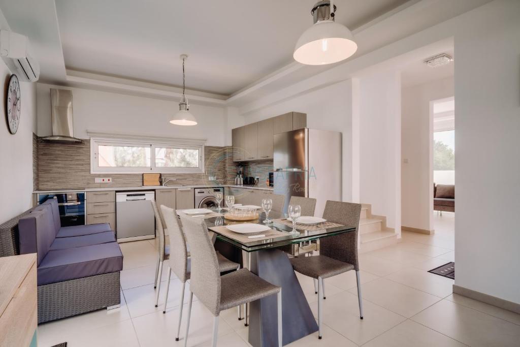 Паралимни: Dream 3bdr villa with private pool near the beach!