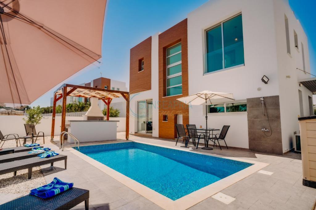 Паралимни: Dream 3bdr villa with private pool near the beach!